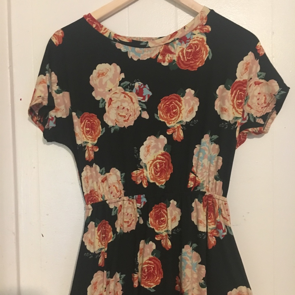 Cute short sleeved dress with pockets.